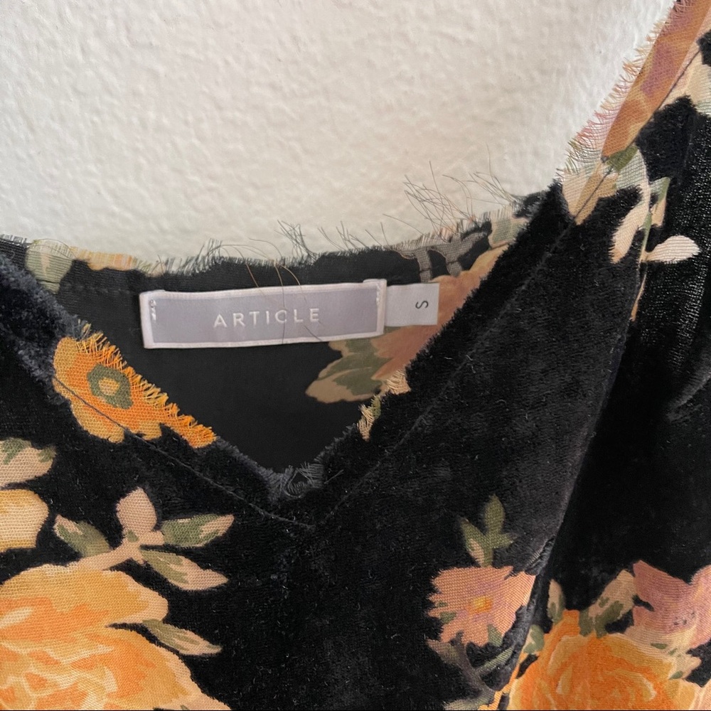 Black Velvet Floral Crop Tank - Picture 6 of 6